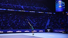 Novak Djokovi na podání bhem finále ATP Finals 2023.