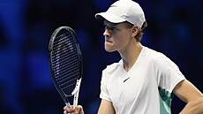 Jannik Sinner z Itálie bhem finále ATP Finals proti Novaku Djokoviovi.