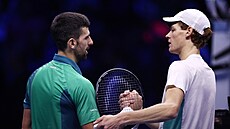 Novak Djokovi a Jannik Sinner si podávají ruce po finále ATP Finals.