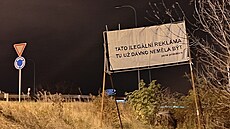 Aktivisté pelepili billboard na kiovatce Daická a u kruhového objezdu...