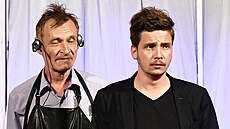Herec Milan Duchek na snímku s hereckým kolegou Ladislavem Ondejem v divadelní...