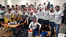 Baník Most - Sou oslavuje remízu na pd fotbalového Ústí nad Labem v trikách...