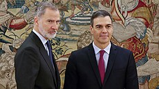 panlský premiér Pedro Sánchez skládá slavnostní písahu ped králem Felipem...