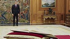 panlský premiér Pedro Sánchez skládá slavnostní písahu ped králem Felipem...