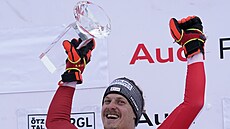 Manuel Feller z Rakouska slaví vítzství ve slalomu Svtového poháru v Gurglu.