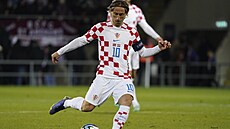 Luka Modri� z Chorvatska b�hem zápasu kvalifikace na Euro proti Loty�sku.