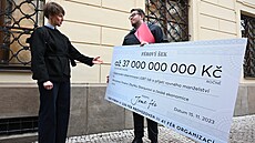 Zástupci iniciativy Jsme fér p�edali nám�stkovi ministra financí Ji�ímu...