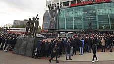 Tisícovky fanouk a fotbalových osobností dnes v Manchesteru spolu se leny...