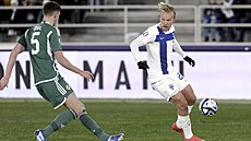 Joel Pohjanpalo (vpravo) z Finska bráněný Eoinem Toalem ze Severního Irska.