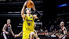 Opavský basketbalista Radek Farský úto�í na ko� Rytasu Vilnius.