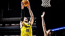 Opavský basketbalista �imon Pur�l úto�í na ko� Rytasu Vilnius.