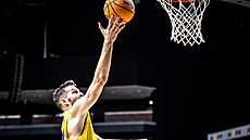 Opavský basketbalista Martin Gniadek zakon�uje na ko� Rytasu Vilnius.
