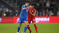 Italský fotbalista Federico Chiesa (vlevo) se snaží přejít přes Bojana...