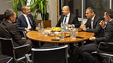 Aleksander Čeferin.(druhý zleva) na návštěvě sídla FAČR.