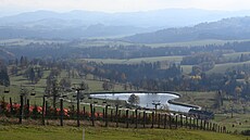 Pohled na hyn�ickou stranu horského areálu Krali�ák s vodní nádr�í