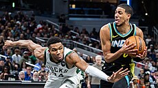 Tyrese Haliburton (u mí�e) z Indiana Pacers si kryje mí� p�ed Janisem...