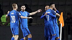 Ázerbájdántí fotbalisté se radují z gólu Emina Machmudova.