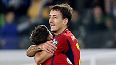 panlský fotbalista Mikel Oyarzabal (vpravo) oslavuje se spoluhráem trefu.