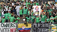 Fandové Oakland Athletics protestují proti odchodu klubu z m�sta.