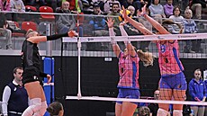 Prostjovské volejbalistky blokují v zápase s PAOK Solu.