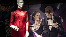 Záb�r ze zahájení výstavy ��aty, které tan�í�, která v galerii pra�ského...