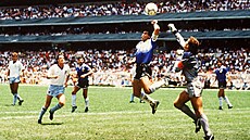 BOŽÍ RUKA. Argentinský kapitán Diego Maradona překonává anglického brankáře...