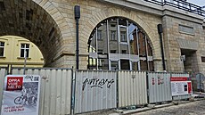 Elegantní 1120 metr� dlouhý Negrelliho �elezni�ní viadukt, fungující od roku 1850, bude mít brzy první zasklený oblouk, v�etn� rozvod� a sítí, uvnit� s infocentrem. Pak nastane del�í �as testování, jak si nový prostor a konstrukce mostu budou vzájemn� 