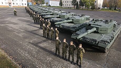 Páslavická kasárna a vech trnáct tank Leopard 2A4