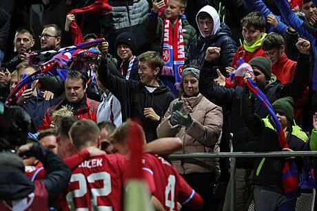 Fanouci v Olomouci slaví vedoucí gól eského týmu v kvalifikaním duelu proti...