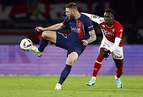 Milan kriniar (vlevo) z Paris St Germain krotí mí v zápase s AS Monaco,...