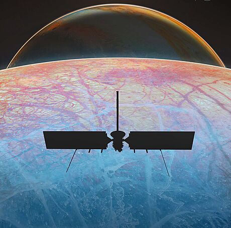 Ilustrace sondy Europa Clipper u Jupiterova msíce Europa