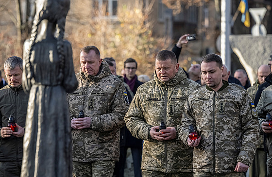 Vrchní velitel Ozbrojených sil Ukrajiny Valerij Zalunyj (uprosted), éf...