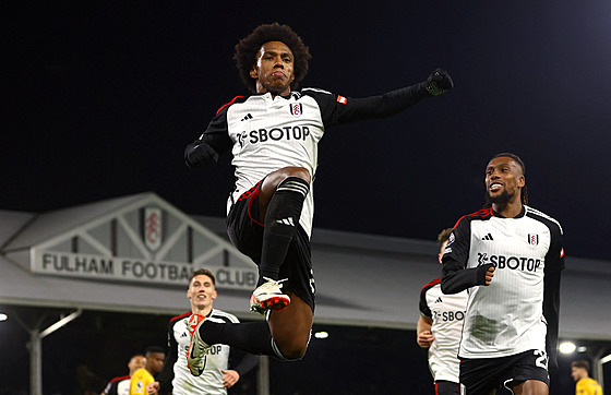 Willian oslavuje vítězný gól Fulhamu.