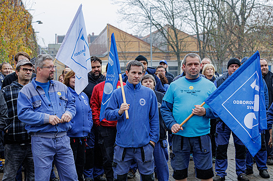 Protestní symbolické shromáždění zaměstnanců ZKL Brno před branou do areálu...