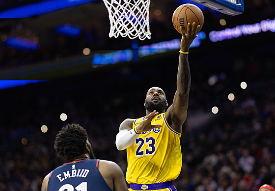 LeBron James z LA Lakers zakonuje v zápase s Philadelphií 76ers.