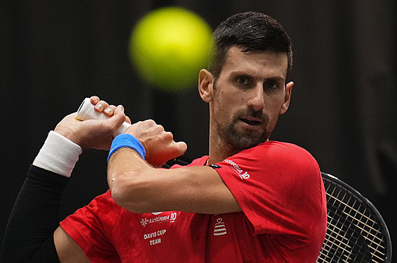 Srbský tenista Novak Djokovi trénuje ped tvrtfinálovým stetnutím s Velkou...