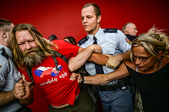 AKTUALITA: Roman Vondrou�, �TK / Výtr�nosti u soudu