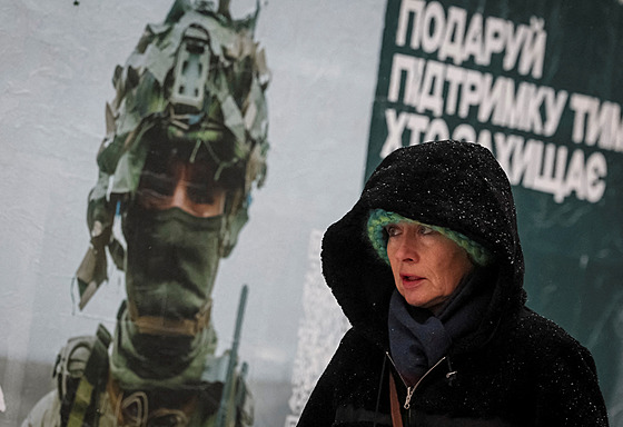 ena prochází kolem reklamního plakátu s ukrajinským vojákem v Kyjev. (27....