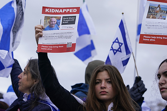 ena drí letáky s lidmi unesenými Hamásem bhem shromádní a Izrael v...