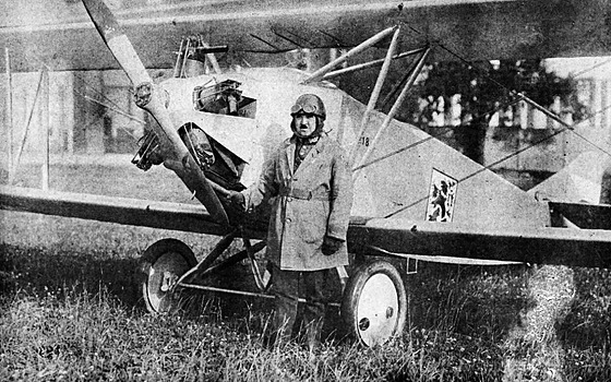 Generál Stanislav eek u cviného letounu molík .18