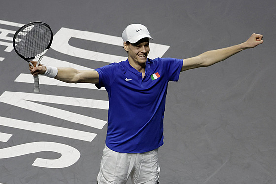 Italský tenista Jannik Sinner se raduje z vítzství ve finále Davis Cupu.