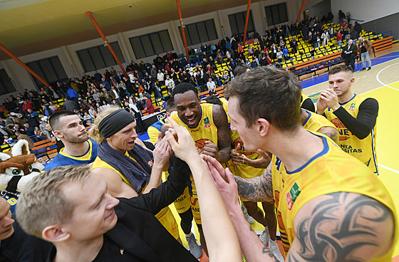 Basketbalisté Ústí nad Labem slaví výhru.