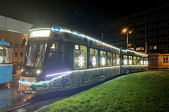 Ostravská vánoní tramvaj bude jezdit a do konce ledna 2024