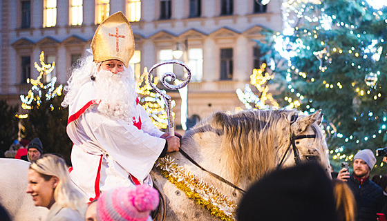 Pátého prosince se na námstí Starosty Pavla vydá i Mikuláova druina na koních