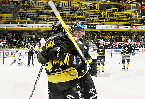 Ond�ej Ka�e a Liam Kirk slaví gól.