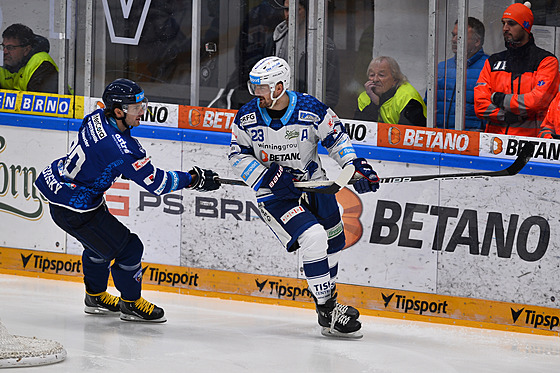 Plzeský zadák Petr Zámorský se hokejkou ohání po obránci Komety Janu otkovi...