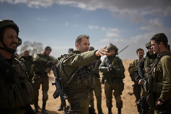 Izraelská jednotka hlídá hranice s Gazou v jiním Izraeli. (21. listopadu 2023)
