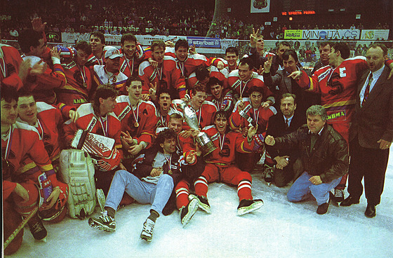 Hokejisté Sparty slaví zisk mistrovského titulu ze sezony 1992/93.