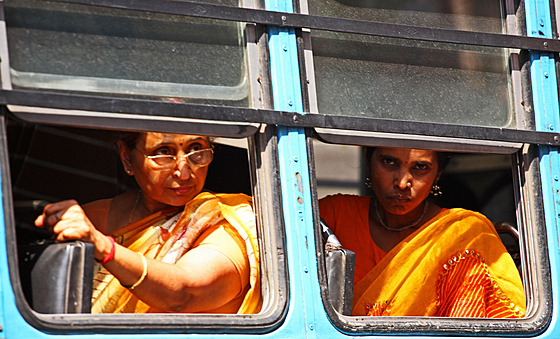eny v autobusu v indické Kalkat (7. listopadu 2012)