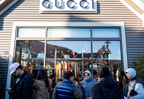 Zákazníci ekají ve front ped obchodem znaky Gucci v Central Valley ve stát...